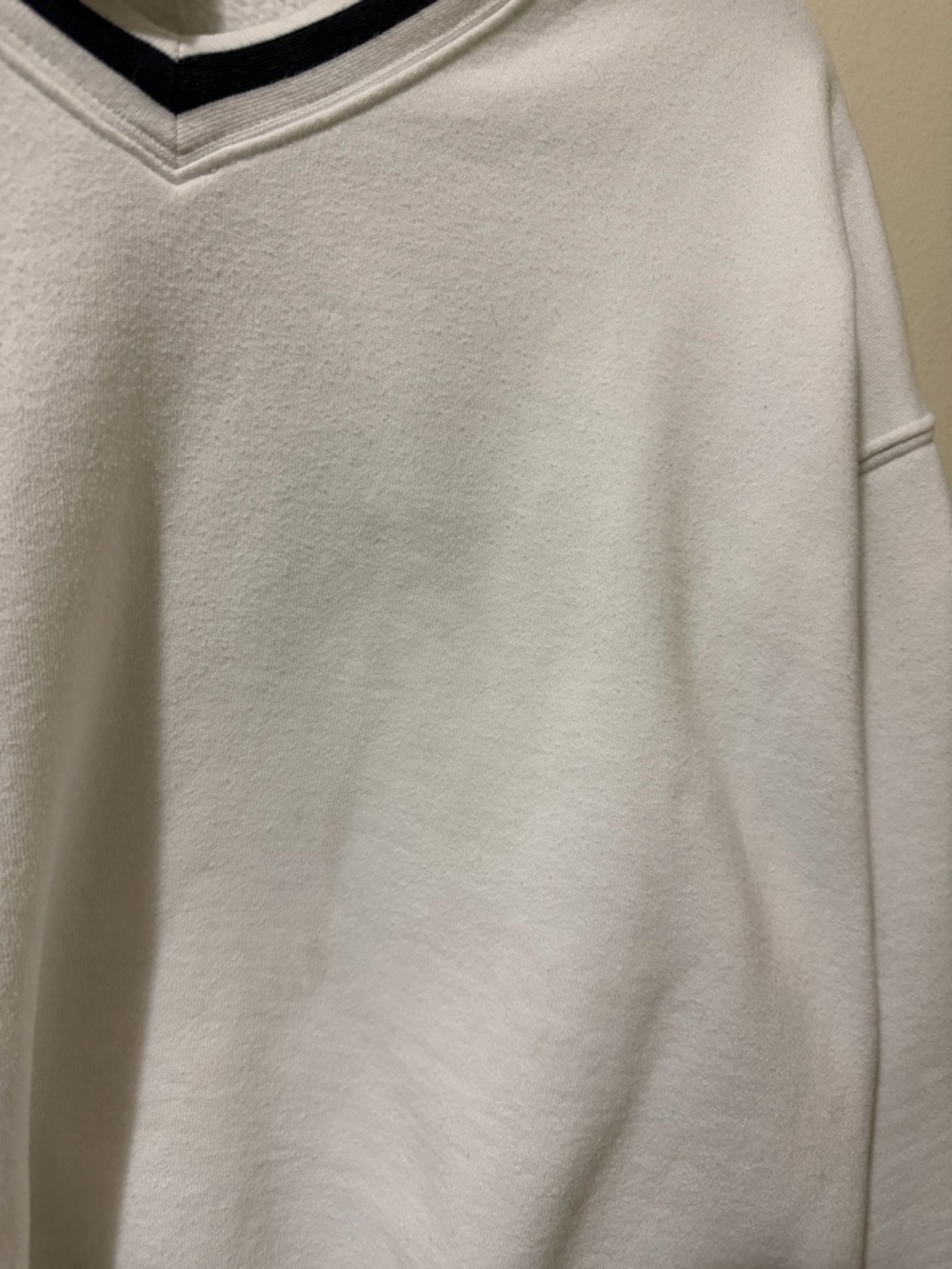 Aritzia TNA Cozy Fleece Boyfriend V-Neck Sweatshirt - Picture 4 of 4